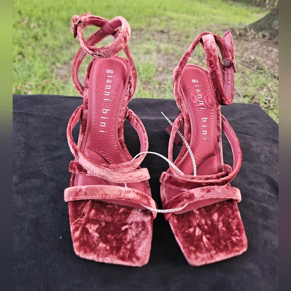 NWT Gianni Bini Velvet Red Heels Women’s - Picture 1 of 7